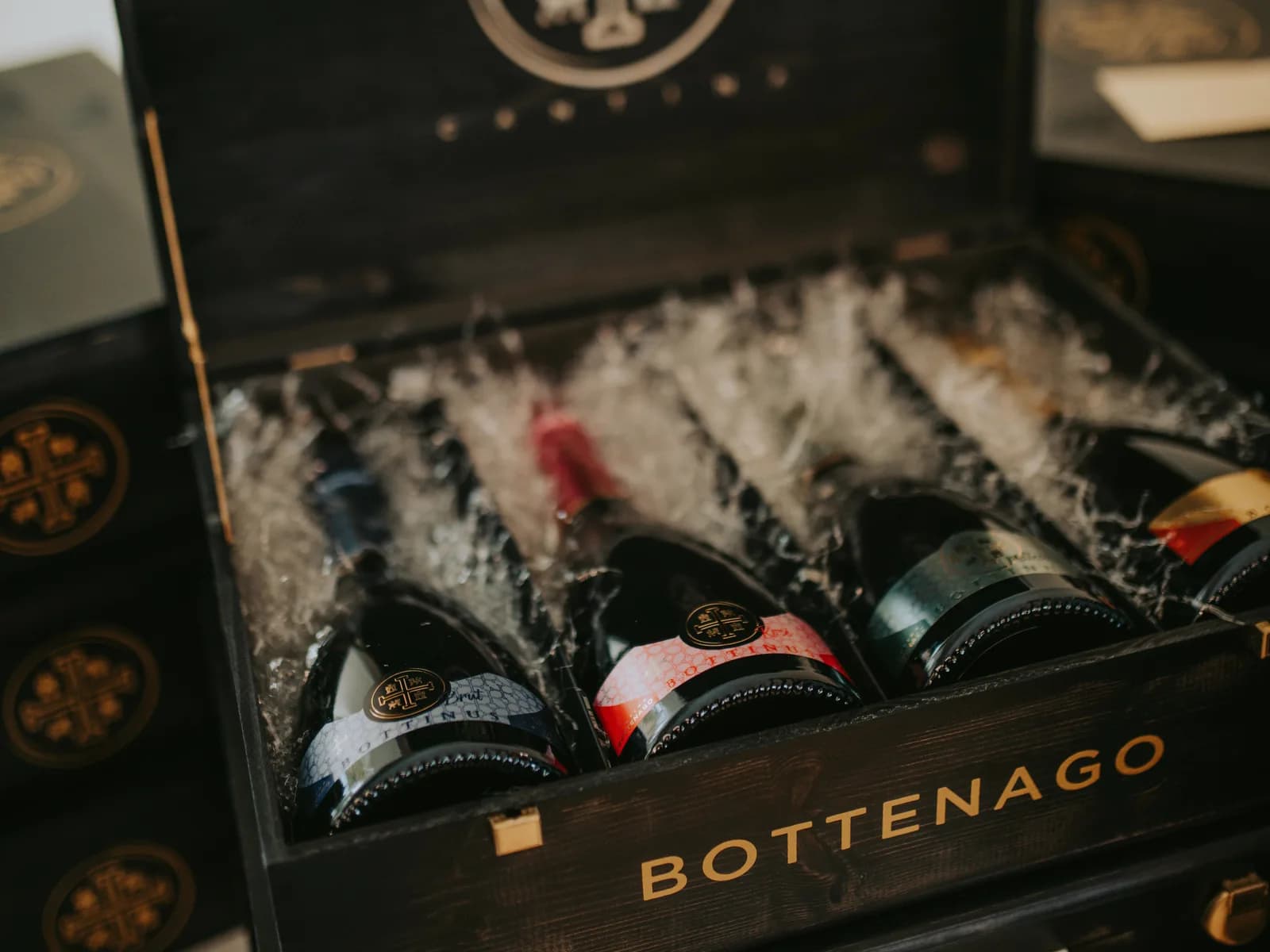 Il cofanetto in legno con la scritta Bottenago, aperto sulle bottiglie di Bottinus
