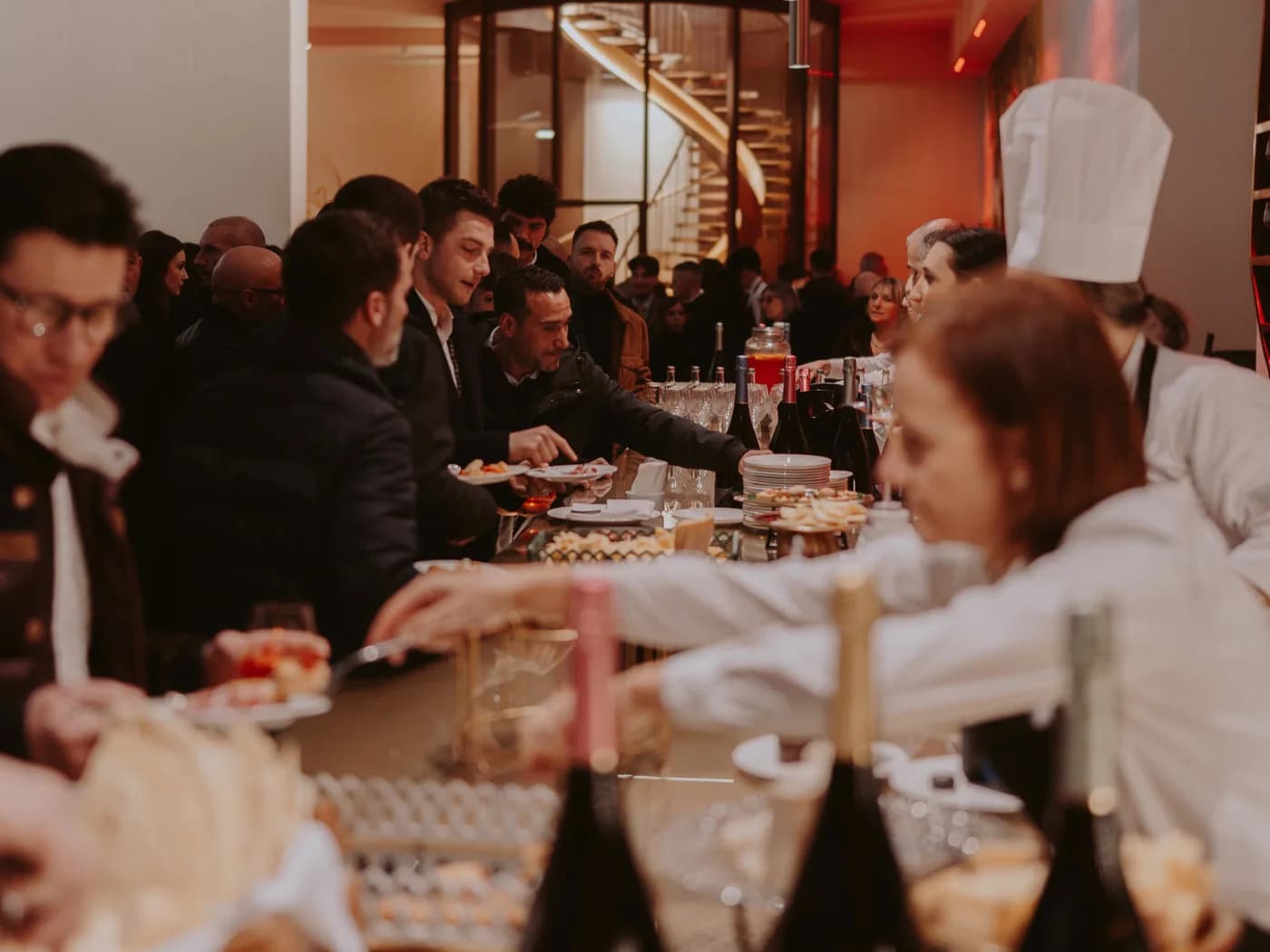 Lo chef e i camerieri al banco del buffet, tra gli ospiti