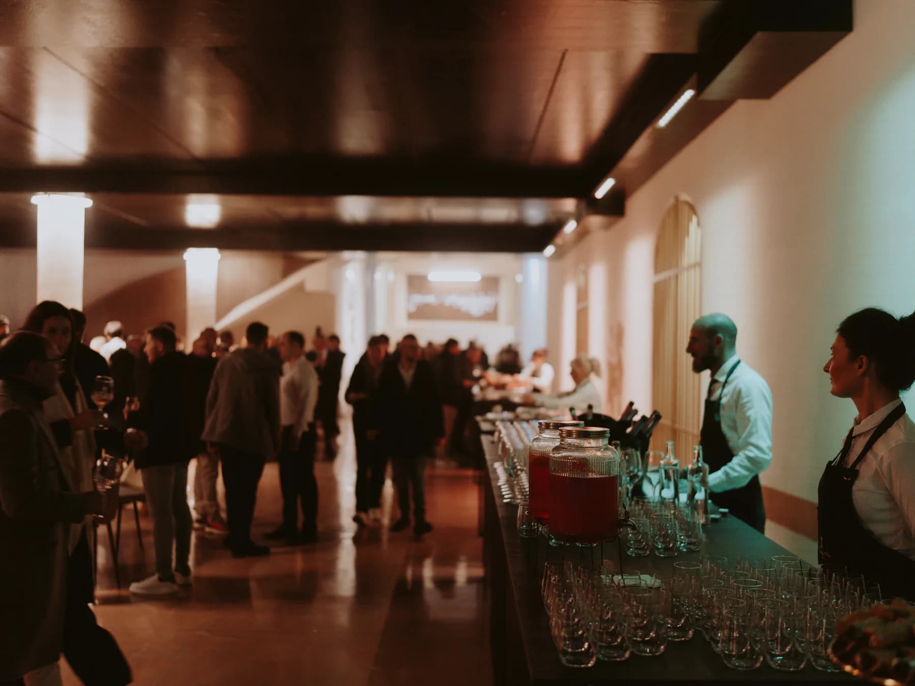 La sala della bottaia durante un evento, con il banco e gli ospiti