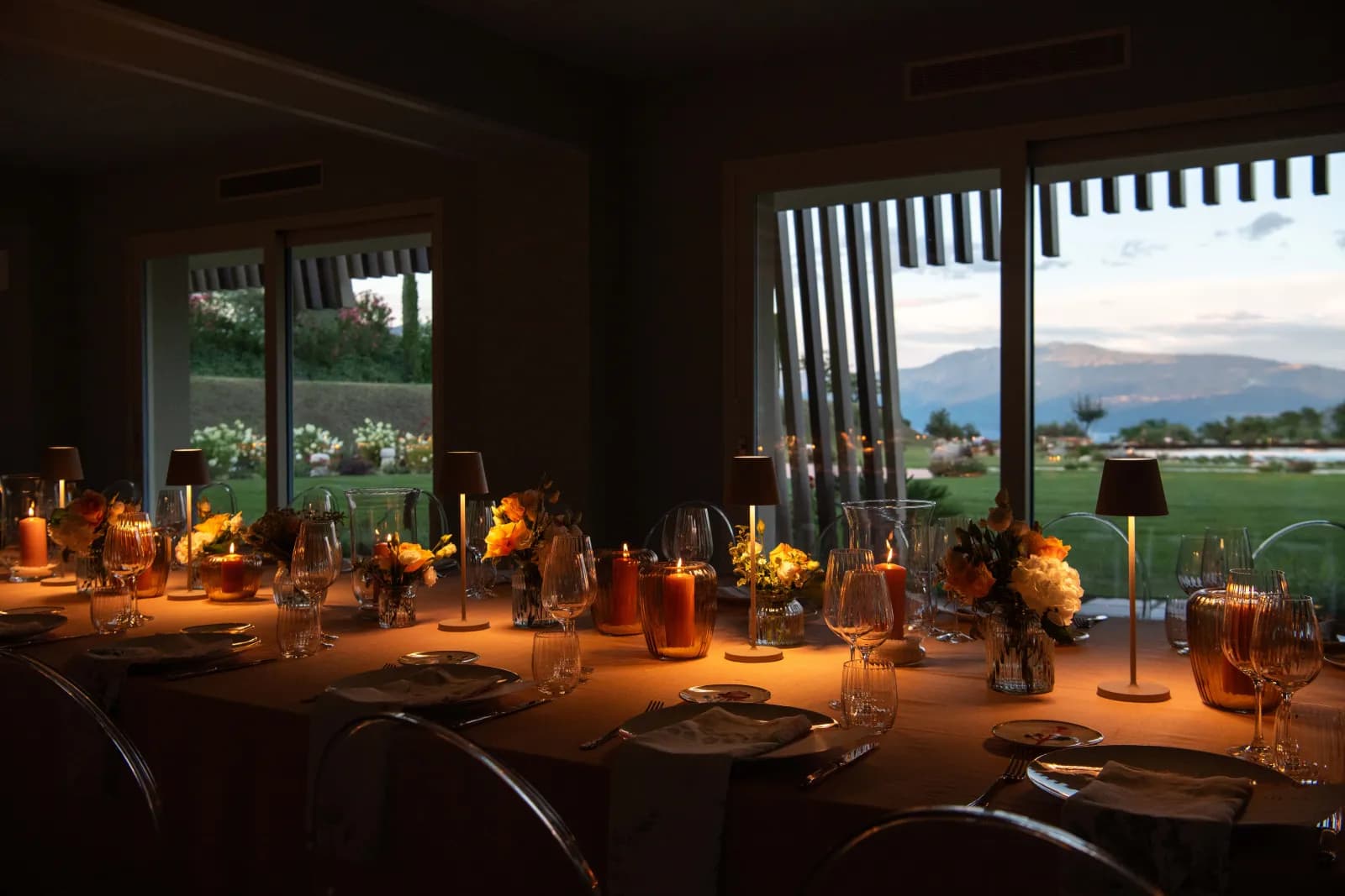 Ein Abendessen bei Kerzenlicht mit Blick auf den See