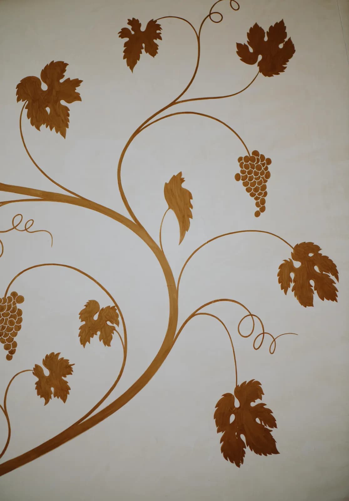 Das goldene Rebenmotiv an der Wand
