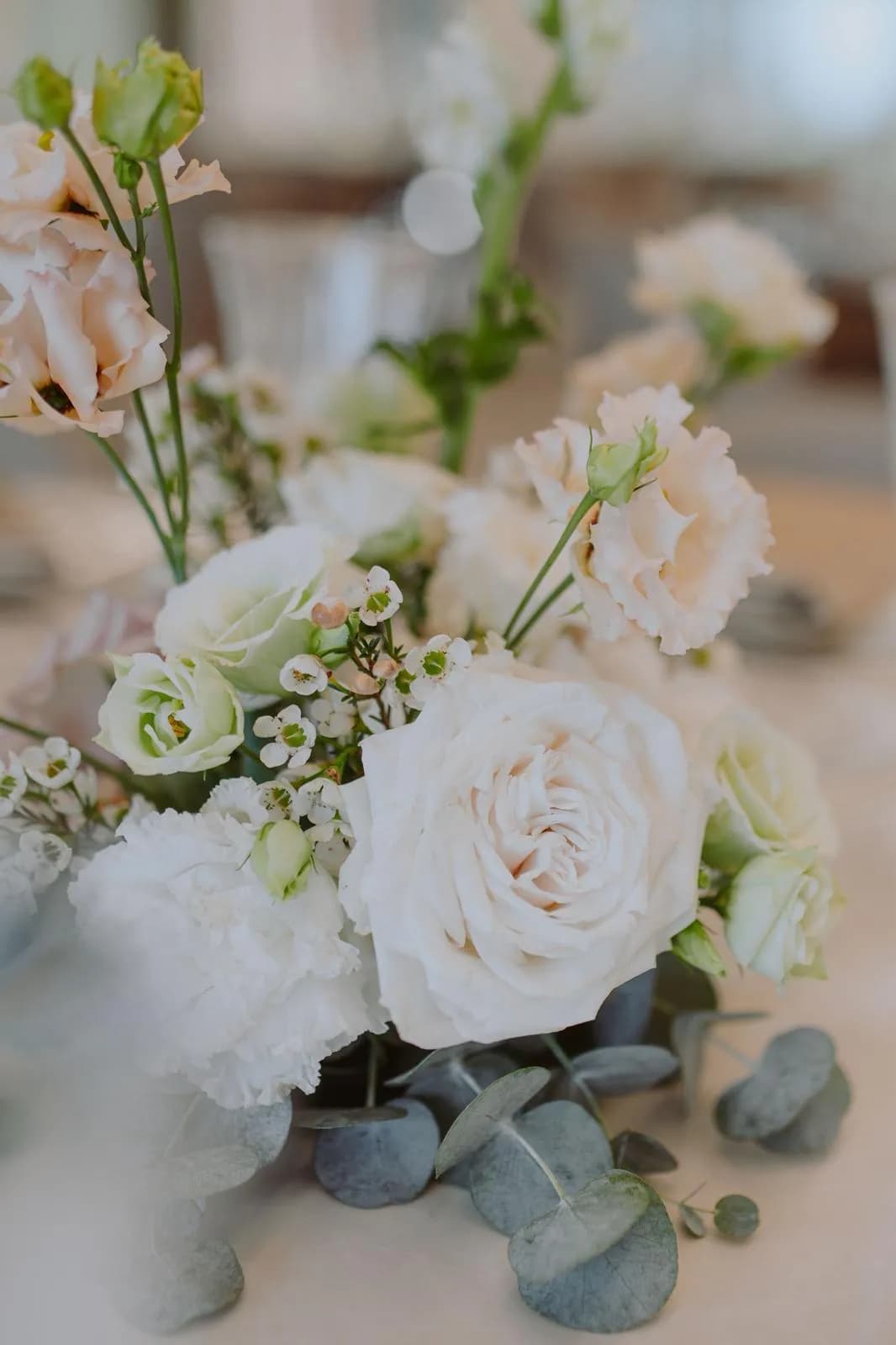 Ein Gesteck aus weißen Rosen