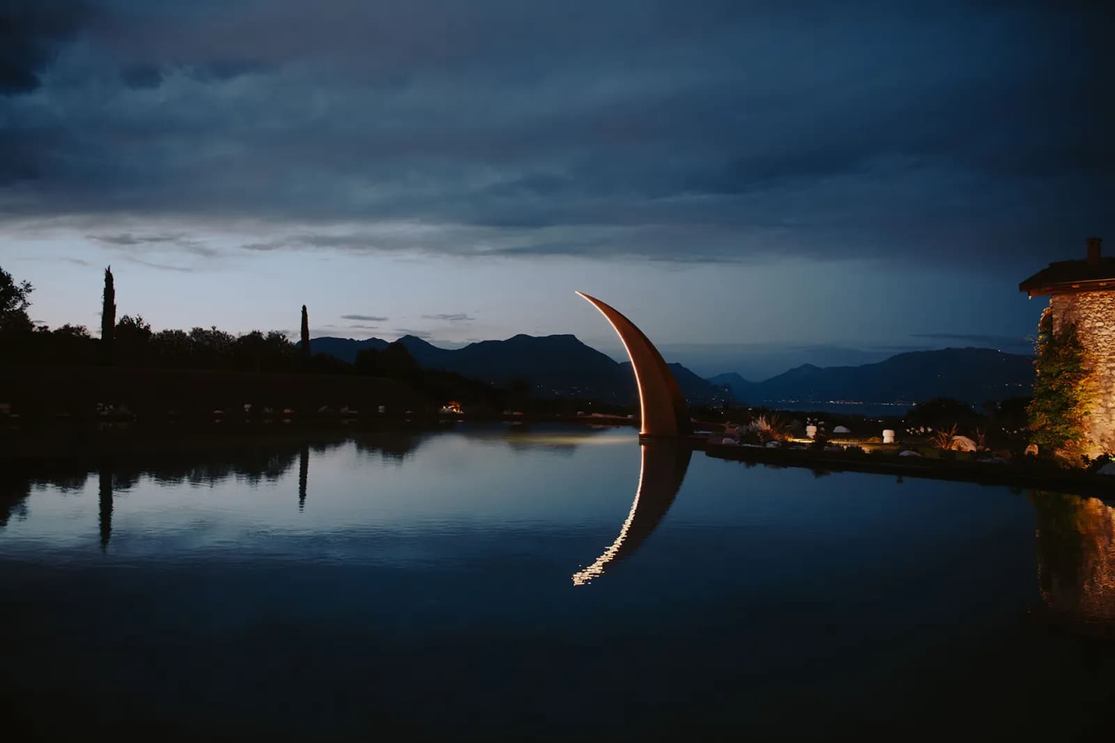 Die Skulptur am Teich nach Sonnenuntergang