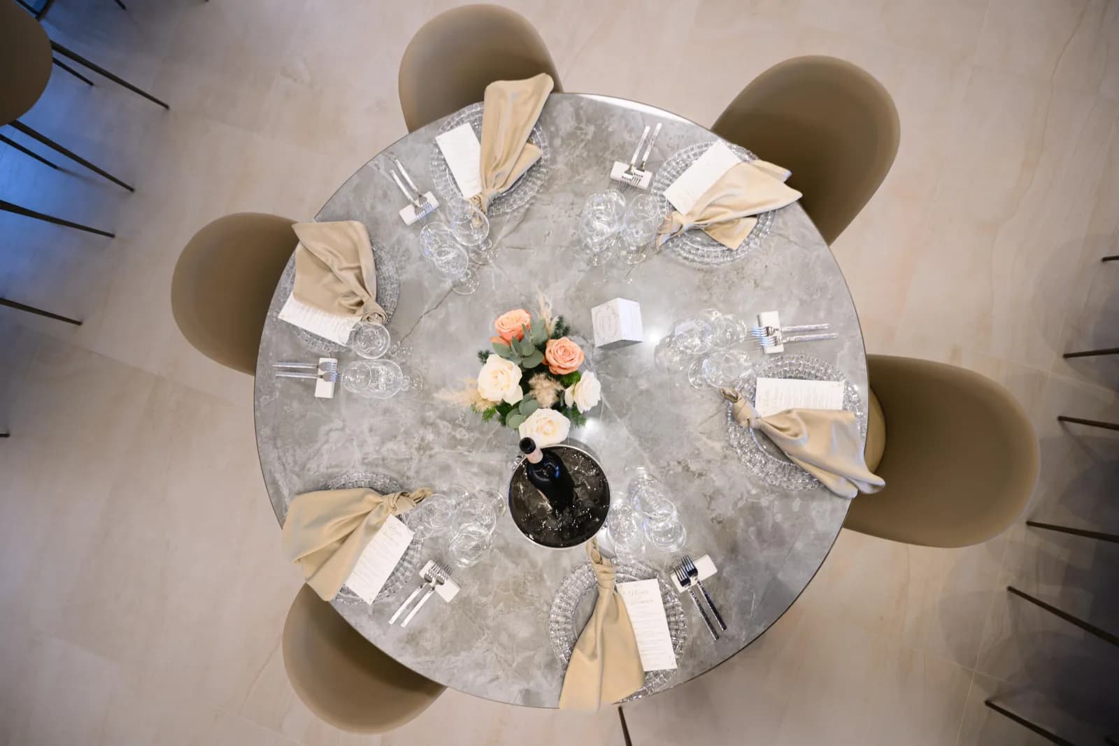 Ein gedeckter Tisch von oben