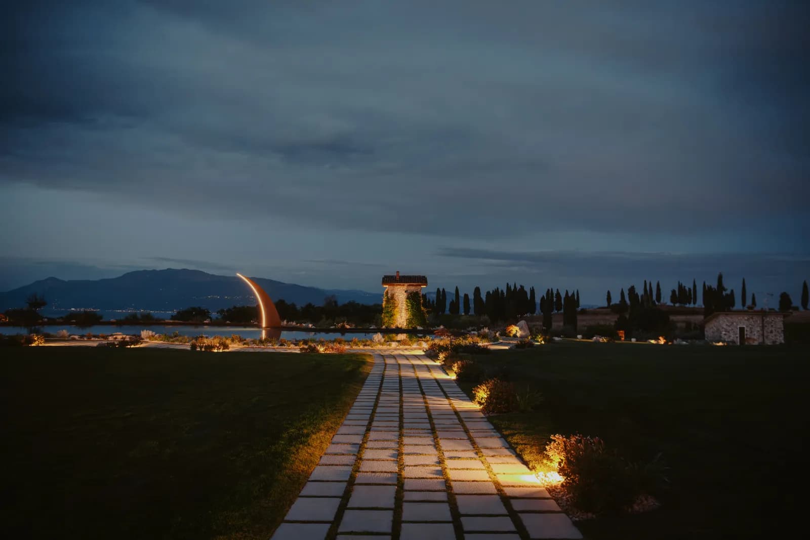Der beleuchtete Weg zum Turm am Abend