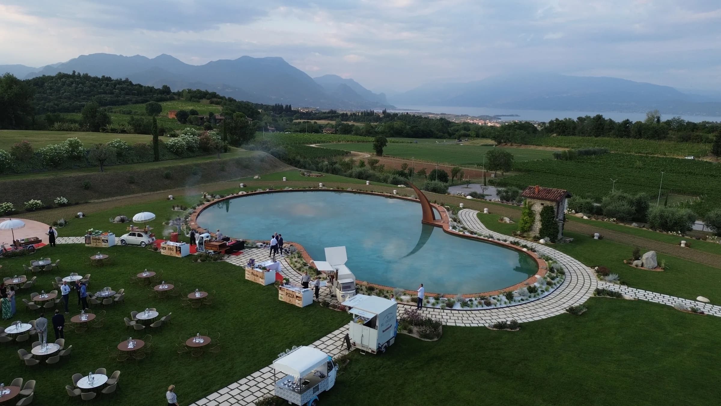 Lo specchio d'acqua con la scultura, durante un allestimento per un evento